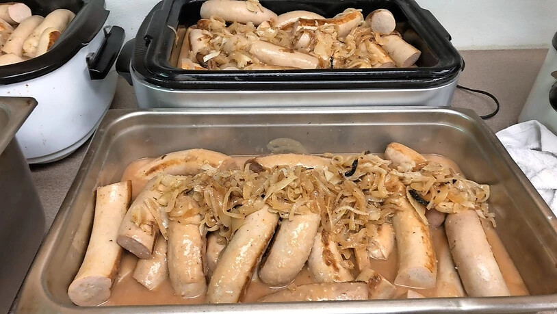 Vergleichbar, aber nicht identisch: Die amerikanischen Kalberwürste sind deutlich grösser als das Schweizer Original, weshalb sie vor dem Servieren zerschnitten werden. 