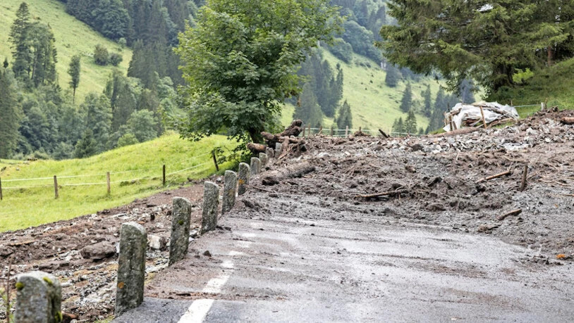 Kein Durchkommen: Die beiden Schlammlawinen verschütten die Pragelpassstrasse meterhoch.