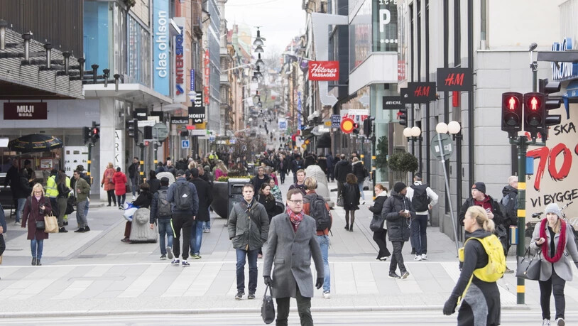 Die schwedische Konjunktur hat trotz einem lockeren Umgang mit der Corona-Pandemie stark gelitten - im Bild eine Einkausfsstrasse in Stockholm. (Archiv)