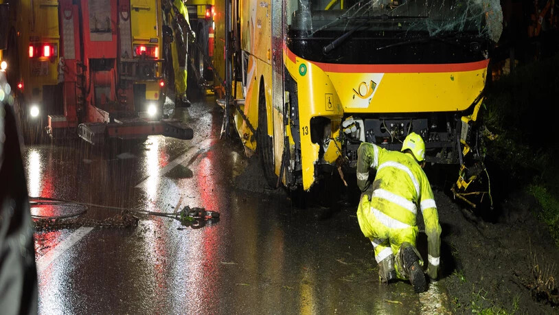 Das geborgene Postauto nach dem 40-Meter-Sturz in die Tiefe bei Sagogn.