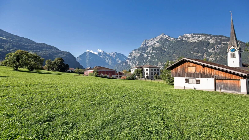 Die Wiese hinter dem historischen Dorfkern von Mollis soll eigentlich schon lange der Überbauung «Bellavista» weichen.