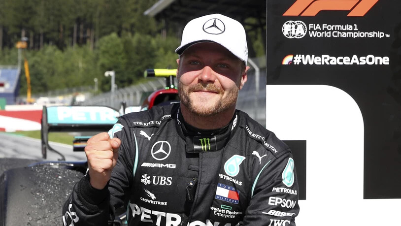 Der Finne Valtteri Bottas freut sich nach seinem Sieg am 5. Juli im GP von Österreich