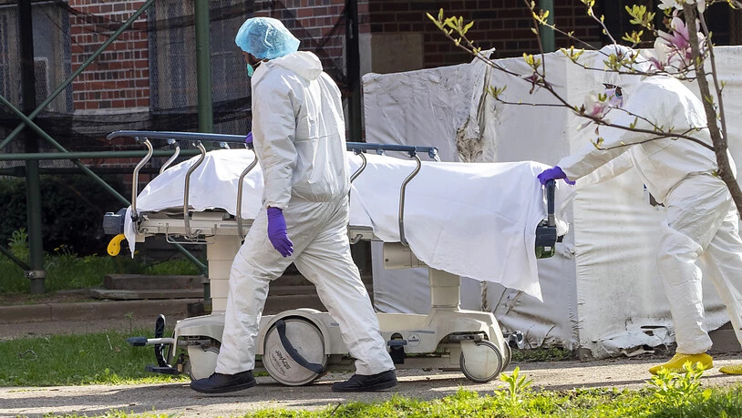 ARCHIV - Medizinisches Personal transportiert im New Yorker Stadtbezirk Brooklyn eine Leiche. Foto: Mary Altaffer/AP/dpa