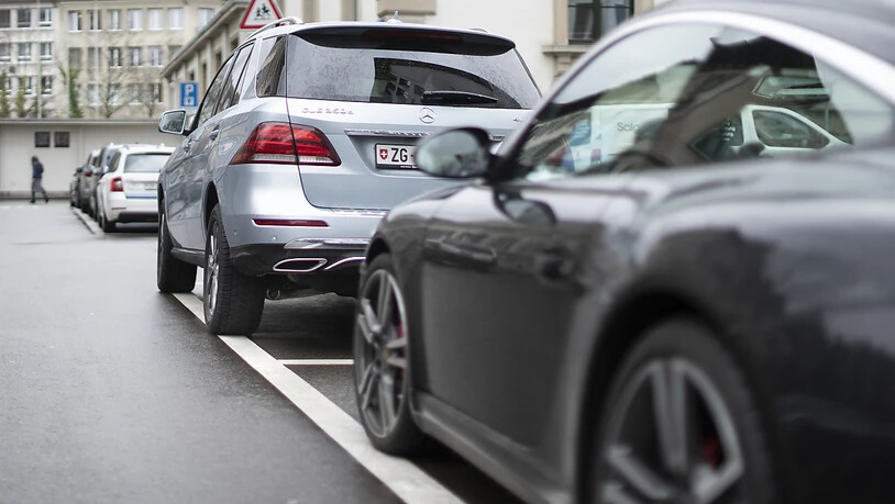 Autofahrer, die keinen eigenen Parkplatz besitzen, werden je nach Schweizer Stadt für Dauerparkkarten unterschiedlich zur Kasse gebeten. (Archivbild)