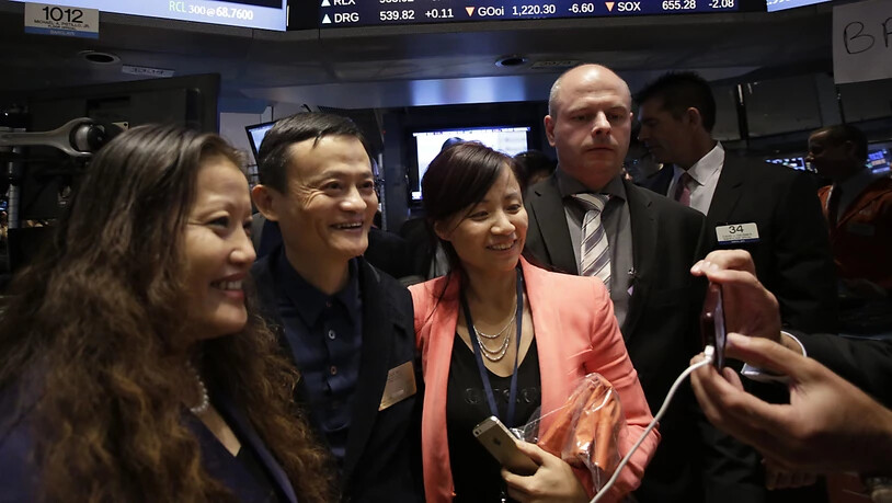 Die USA ziehen die Schrauben an für chinesische Firmen, die an der Wall Street kotiert sind. Das betrifft unter anderem Firmen wie Alibaba. Im Bild Alibaba-Konzernchef Jack Ma (zweiter von links) beim IPO an der New York Stock Exchange im Jahr 2014.
