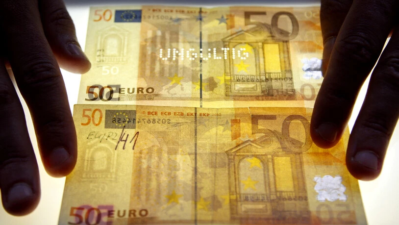 Die Zahl der gefälschten Euro-Scheine ist in Deutschland deutlich gestiegen. Besonders beliebt sind bei Fälschern nach wie vor 50-Euro-Scheine.(Archivbild)