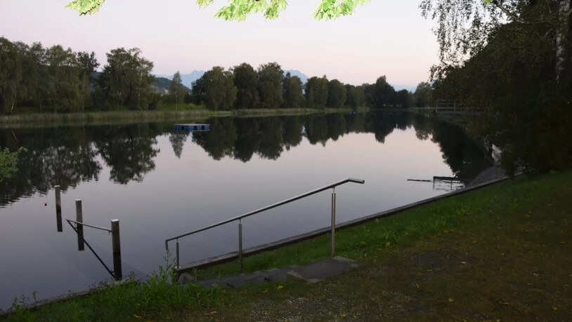 Die Jugendlichen schwammen zum Floss in der Mitte des Baggersees bei Kriessern SG. Danach kam es um tödlichen Unfall.
