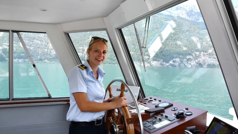Frau hat das Kommando: Sarina Scherrer steuert eines der grossen Zweideckschiffe über den Walensee.
