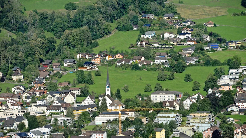 Filetstück oder Ortsbildschutz? Über dem national bedeutenden Dorfkern mit seinen alten Bürgerhäusern liegt das umstrittene Gebiet Hagnen, hinter Kirche und Schulhaus im Bild – hier wird die Überbauung «Bellavista» geplant.