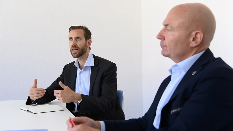 Denis Vaucher (rechts/Direktor Eishockey-Ligen) und Claudius Schäfer (CEO Swiss Football League) analysieren die Lage vor dem Bundesrats-Entscheid vom Mittwoch