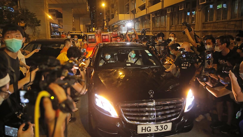 Jimmy Lai (Auto, Vordersitz, r) verlässt eine Polizeistation und sitzt in einem Auto, nachdem er auf Kaution freigelassen wurde. Nach mehr als 40 Stunden Polizeigewahrsam ist der Medienunternehmer Jimmy Lai in Hongkong gegen Kaution wieder freigelassen…