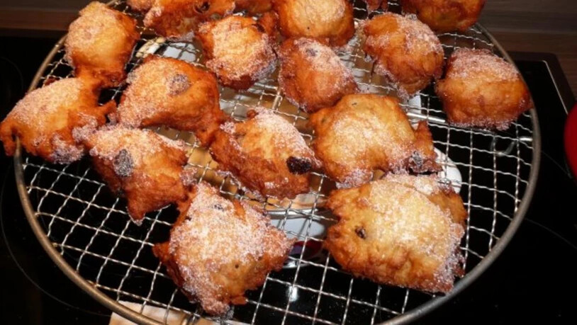 Nichts für Diät-Freaks: Die Öpfel-Tätsch werden im heissen Öl gebadet.
