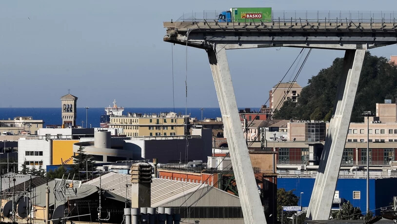 ARCHIV - Am 14. August 2018 brach in Genua die Morandi-Autobahnbrücke zusammen - 43 Menschen starben. Foto: Antonio Calanni/AP/dpa