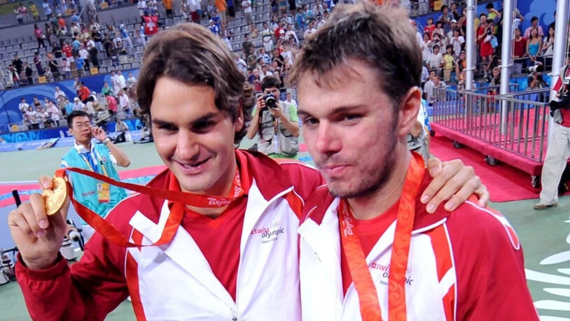 Federer und Wawrinka präsentieren die Goldmedaille