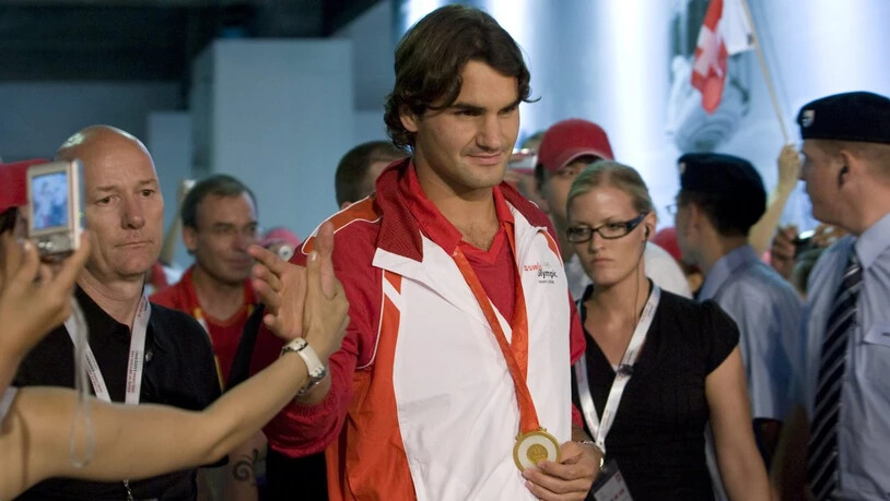 Roger Federer bei der Ankunft im House of Switzerland mit der Goldmedaille um den Hals
