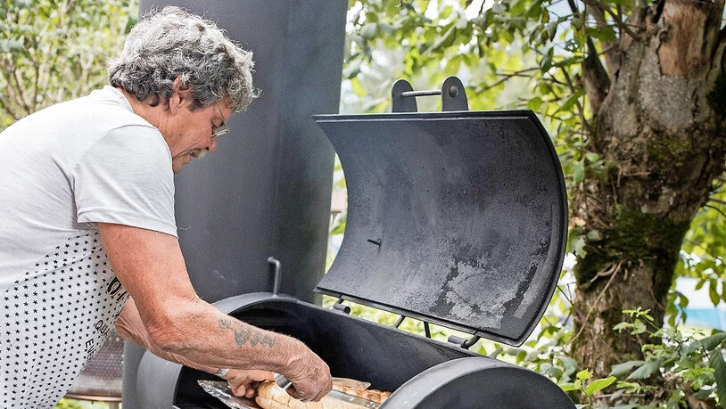 Ein Grill wie eine Lok: Gäbe es im Klöntal Geleise, würde Hampi Nübels Smoker davonfahren. 