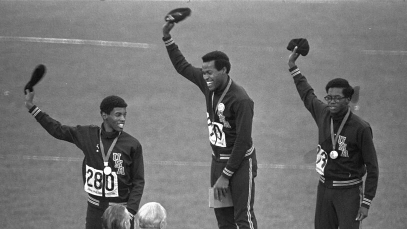 Lee Evans (Mitte/hier bei der Siegerehrung an den Olympischen Spielen 1968 in Mexico-City) hielt den 400-m-Weltrekord fast 20 Jahre lang