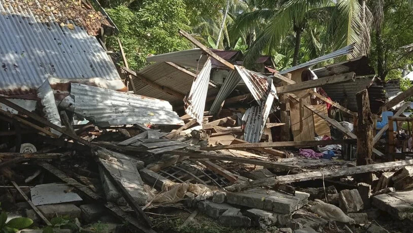HANDOUT - Ein umgestürztes Haus im philippinischen Masbate. Hier ereignete sich ein Erdbeben der Stärke 6,6 rund 430 Kilometer südlich von Manila. Foto: John Mark Lalaguna/Philippine National Red Cross/AP/dpa - ACHTUNG: Nur zur redaktionellen Verwendung…