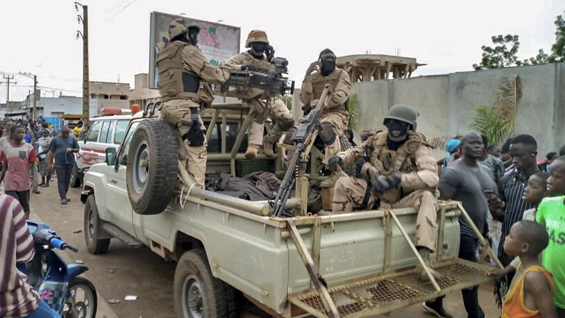 dpatopbilder - Malische Truppen und Bürger versammlen sich vor der Residenz des malischen Präsidenten Keita. Foto: Uncredited/AP/dpa