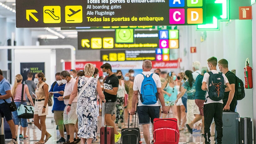 Schnell nach Hause: Reisende auf dem Flughafen von Palma de Mallorca. Mehrere hundert Schweizer Touristen wollen mit einer vorzeitigen Heimreise die Quarantäne umschiffen, die ab Donnerstag gilt. (Themenbild)