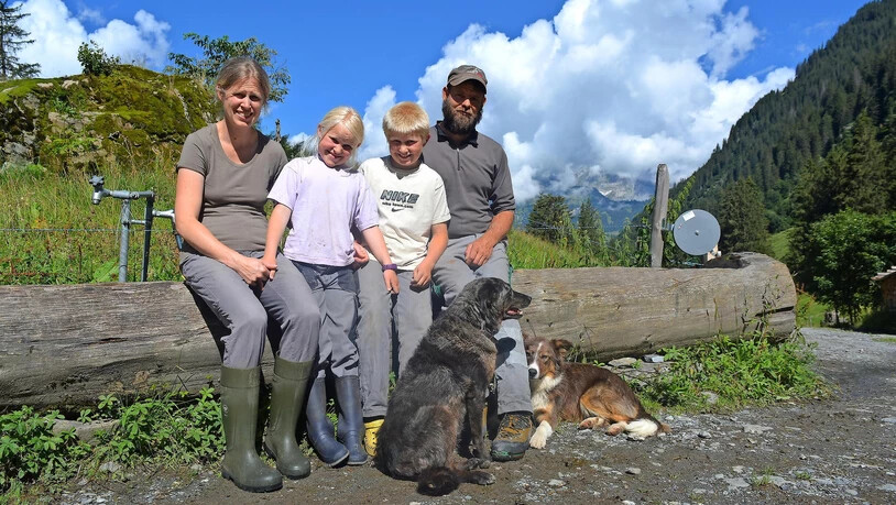 «Und denn luegi vom Gipfel bis abe ids Tal»: Die Älpler-Familie Zimmermann steht im Einklang mit Tier und Natur.