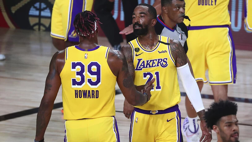 Dwight Howard klatscht mit JR Smith auf den Ausgleich der Lakers gegen Portland ab
