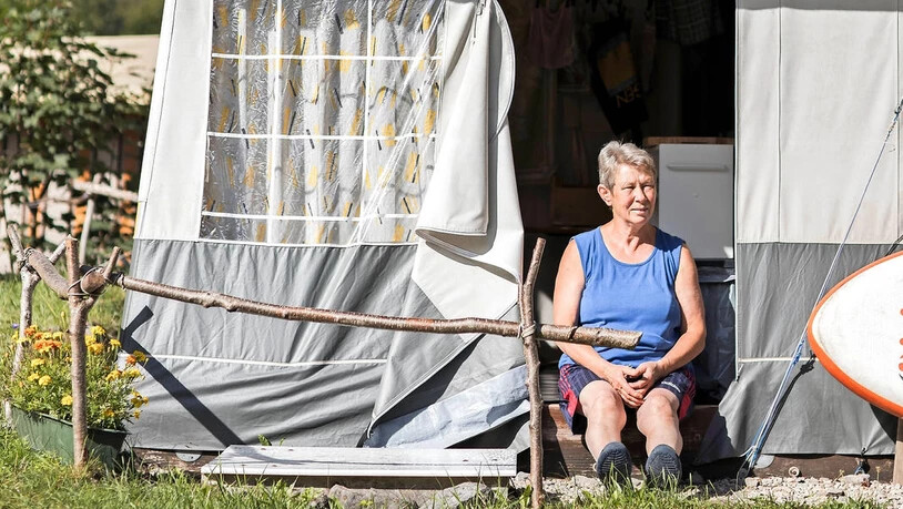 Leben auf dem Campingplatz: Margrit Jenni verbringt seit 44 Jahren ihre Sommerferien im Klöntal; Speziell das Stehpaddeln bereitet ihr grosse Freude.