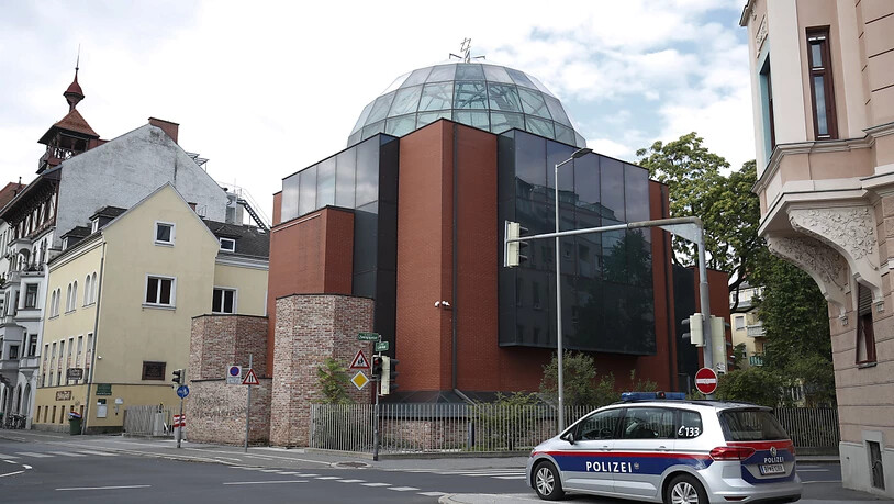 Ein Polizeifahrzeug steht vor der Synagoge in Graz. Der Vorsitzende der Jüdischen Gemeinde Graz ist von einem Mann mit einem Holzstück angegriffen worden. Foto: Erwin Scheriau/APA/dpa