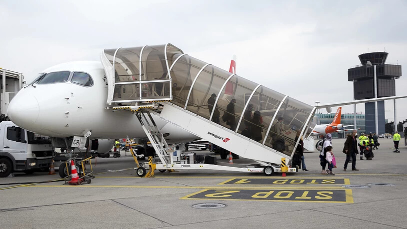 Etliche haben die Rechnung noch nicht bezahlt: Passagiere in Genf beim Aussteigen aus einem von der Schweiz gecharterten Flugzeug aus Algerien. (Archivbild)