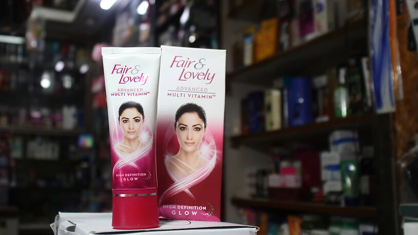 Zwei Produkte einer Hautaufhellungscreme der Marke "Fair  Lovely" werden in einem kleinen Drogeriegeschäft (Beauty Store) zum Kauf angeboten. Inzwischen stößt das Wort «fair» - «hell» - im Markennamen auf Kritik. Foto: Anne-Sophie Galli/dpa