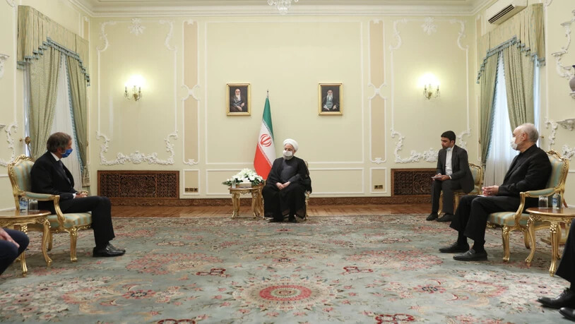HANDOUT - Hassan Ruhani (2.v.l), Präsident des Iran, nimmt an einem gemeinsamen Treffen mit Rafael Grossi (l), Vorsitzender der Internationalen Atomenergiebehörde IAEA, teil. Foto: -/Iranian Presidency /dpa - ACHTUNG: Nur zur redaktionellen Verwendung…
