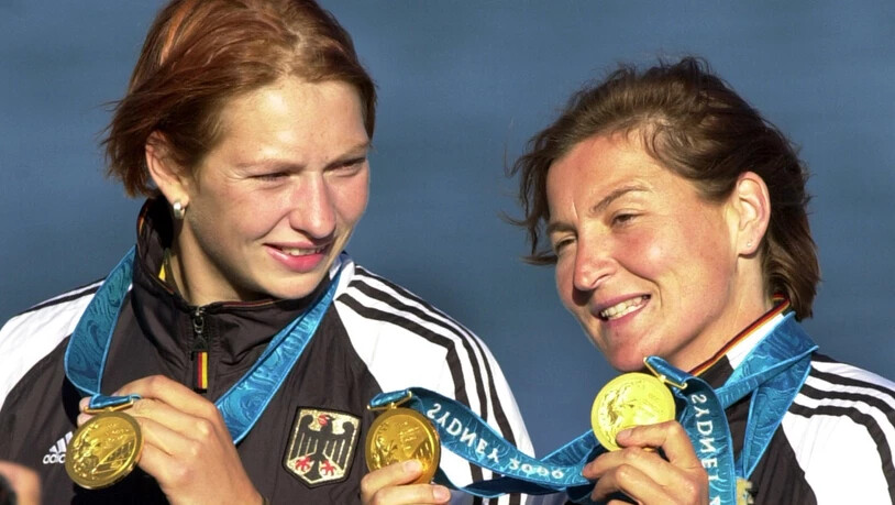 Birgit Fischer (rechts, mit Katrin Wagner) zeigt ihre Goldmedaillen an den Olympischen Spielen 2000 in Sydney