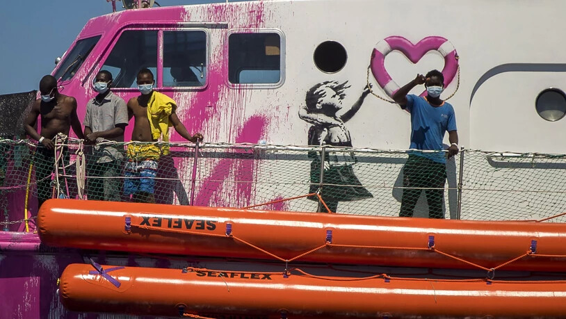 dpatopbilder - Ein Junge an Bord der «Louise Michel», das von Banksy finanziert wird, winkt. Foto: Santi Palacios/AP/dpa