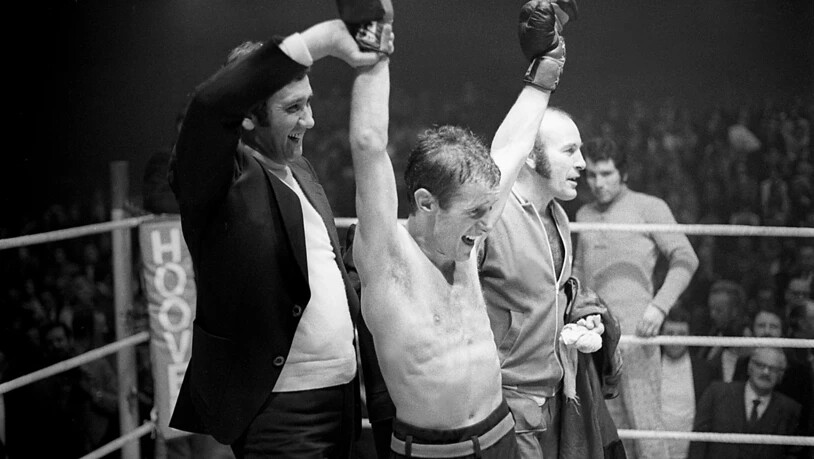 Fritz Chervet jubelt nach der Verteidigung seines EM-Titel im Fliegengewicht gegen den britischen Herausforderer John McCluskey am 26. Dezember 1972 im Hallenstadion in Zürich