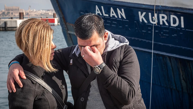 ARCHIV - HANDOUT - Der Vater (r) von Alan Kurdi steht bei der Taufe vor dem Rettungsschiff von Sea Eye auf den Namen seines Sohnes. Alan Kurdi war ein dreijähriger syrischer Junge kurdischer Abstammung, dessen Leiche 2015 an einen türkischen Strand…