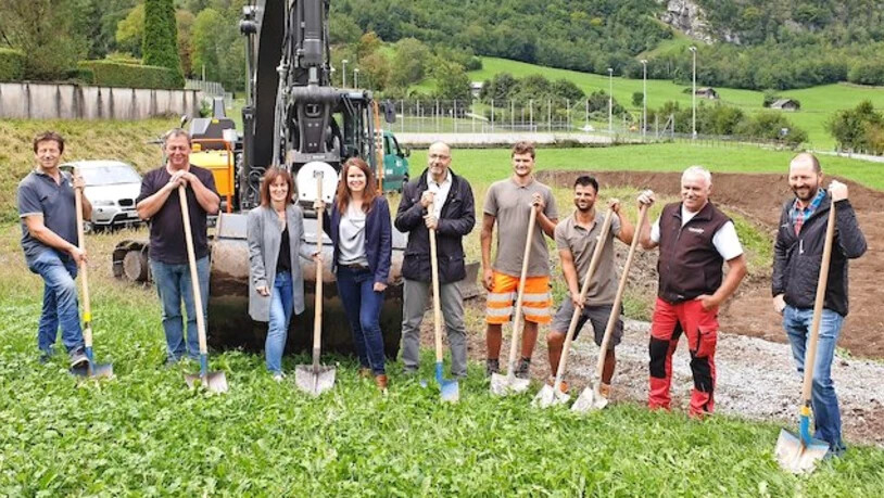 Den Platz für den Platz: Am Montag haben Vertreter der Gemeinde, der Stiftung Hopp-la und der Bauunternehmung den Spatenstich für den Begegnungsplatz getätigt. 