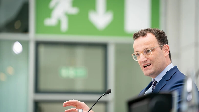 Jens Spahn (CDU), Bundesminister für Gesundheit, spricht nach der Sitzung des Bundeskabinetts auf einer Pressekonferenz zum Krankenhauszukunftsgesetz. Foto: Kay Nietfeld/dpa