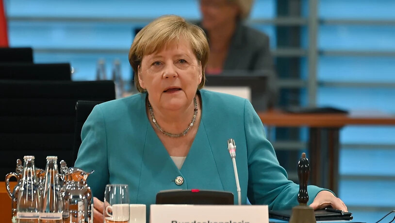 Bundeskanzlerin Angela Merkel bereitet sich darauf vor, die wöchentliche Kabinettssitzung im Kanzleramt zu leiten. Foto: John Macdougall/AFP POOL/dpa