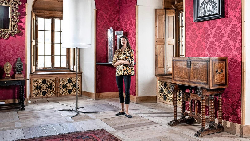 Giorgia von Albertini in einem der Prunkräume von Schloss Tarasp unter einem Selbstporträt von Not Vital.