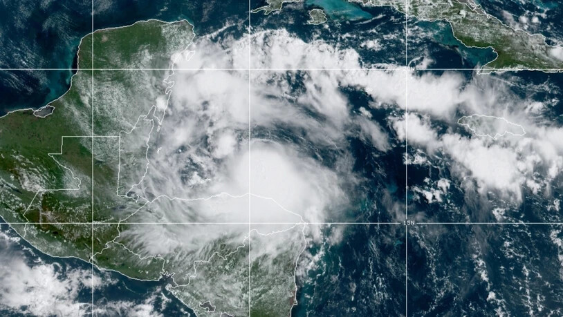 HANDOUT - Hurrikan "Nana" braut sich über Belize zusammen. Foto: Uncredited/NOAA/AP/dpa - ACHTUNG: Nur zur redaktionellen Verwendung im Zusammenhang mit der aktuellen Berichterstattung und nur mit vollständiger Nennung des vorstehenden Credits