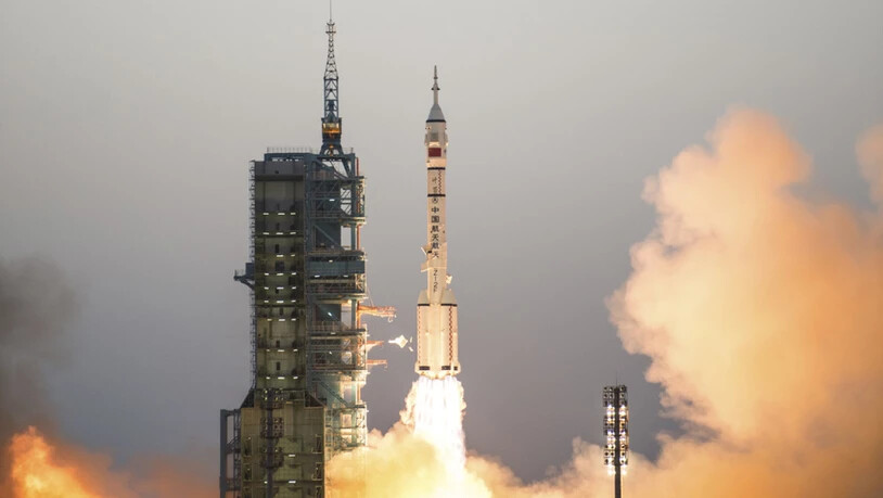 China hat am Freitag wieder eine "Langer Marsch 2F"-Rakete ins All gebracht. Sie ist wie das Space Shuttle wiederverwendbar. (Archivbild)