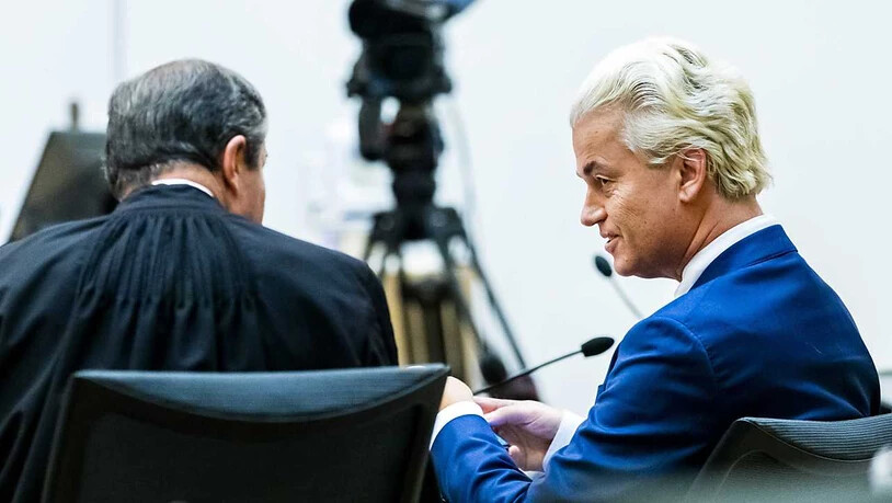 Geert Wilders (r), Vorsitzender der rechtspopulistischen Partei für die Freiheit (PVV), und sein Anwalt sitzen in einem Saal des Berufungsgerichts. Foto: Remko De Waal/ANP/dpa