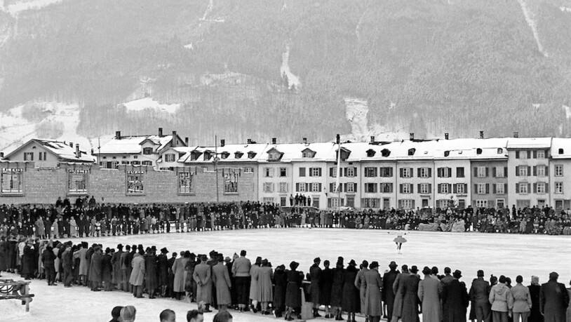 Viele Zuschauer verfolgen am 11. Januar 1942 einen Eiskunstlauf-Anlass auf dem alten Eisfeld. Die Kaserne befindet sich damals noch im Bau.  
