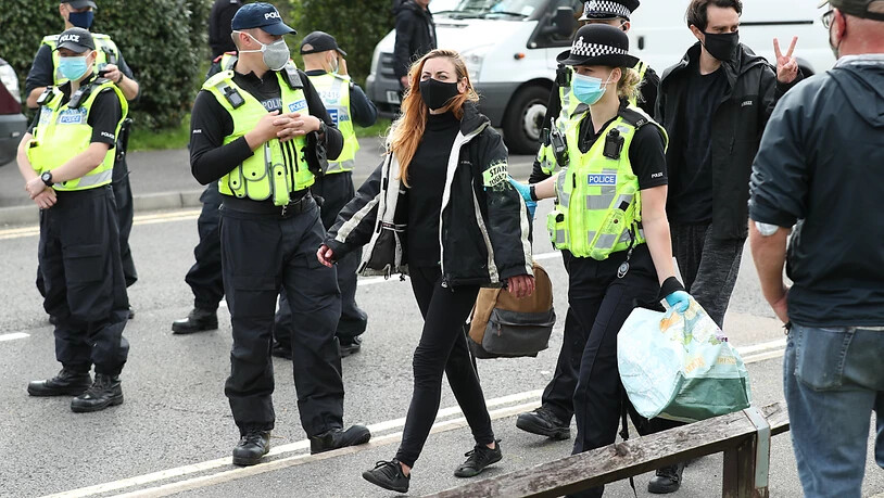 Eine Demonstrantin wird von einer Polizistin abgeführt, nachdem sie mit anderen eine Druckerei blockiert hatte. Viele Briten haben nach neuen Protesten der Umweltbewegung «Extinction Rebellion» am Samstag ihre Tageszeitung vermisst. Mehr als 100…