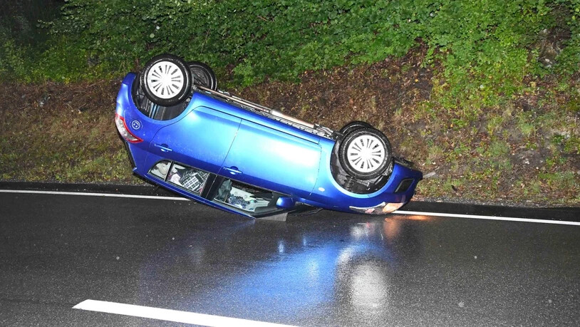 Am Sonntagabend verursachte eine Autofahrerin einen Selbstunfall und landete auf dem Dach.