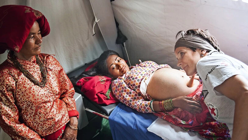 Im Flüchtlingslager: Das Bild zeigt Augusta Theler im Einsatz in Nepal.