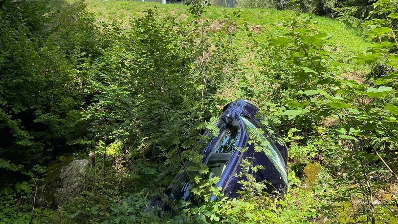 Zwei Verletzte nach einem Autounfall: Auf der Malojastrasse ist ein Auto von der Strasse abgekommen. 