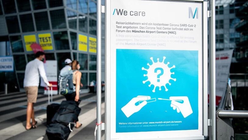 ARCHIV - Ein Schild weist am Flughafen auf die Möglichkeit zur Durchführung von kostenlosen Corona-Tests hin. Für alle Fluggäste werden am Flughafen kostenlose Corona-Tests angeboten. Foto: Matthias Balk/dpa