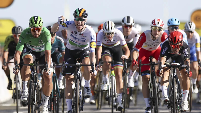 Der irische Meister Sam Bennett (2. von links) hat im Sprint der 10. Etappe der Tour de France die Nase vorne