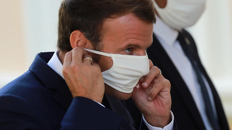 Angesichts weiter steigender Fallzahlen beim Coronavirus hat Frankreichs Staatspräsident, Emmanuel Macron (links), ein Treffen der Regierung einberufen, um über weiter Massnahmen zur Eindämmung des Virus zu beraten. (Archivbild)